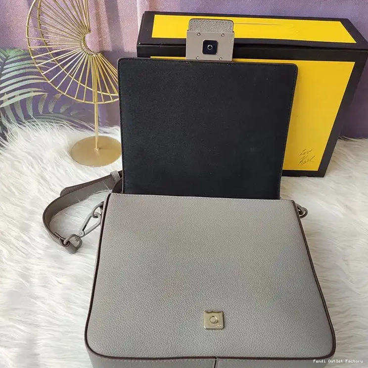 Vintage HOT In Cuoio Grey Medium Romano Messenger Fendi Leather Baguette 0701